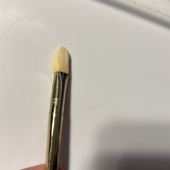 Real Techniques Bold Metals Collection 102 Triangle Concealer Brush - Picture 5 of 9